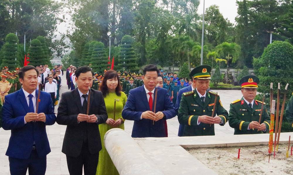 Dai ta Nguyen Thanh Dinh, Chi huy truong Ban Chi huy BDBP tinh cung cac dong chi Lanh dao tinh Lam Dong vieng cac anh hung, liet si tai Nghia trang Liet si Dak Nong. Anh: Lam Hong