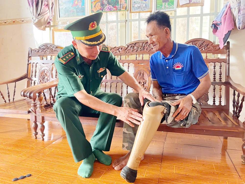 Don Bien phong Cua khau Thuan An tham hoi va tang qua thuong binh tren dia ban. Anh: Van Hoan