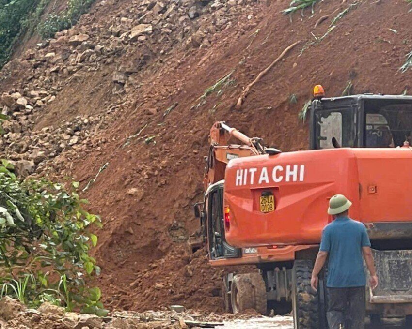 Hien 10 may dang thi cong tai cac diem de khac phuc su co sat lo. Anh: Minh Chuyen