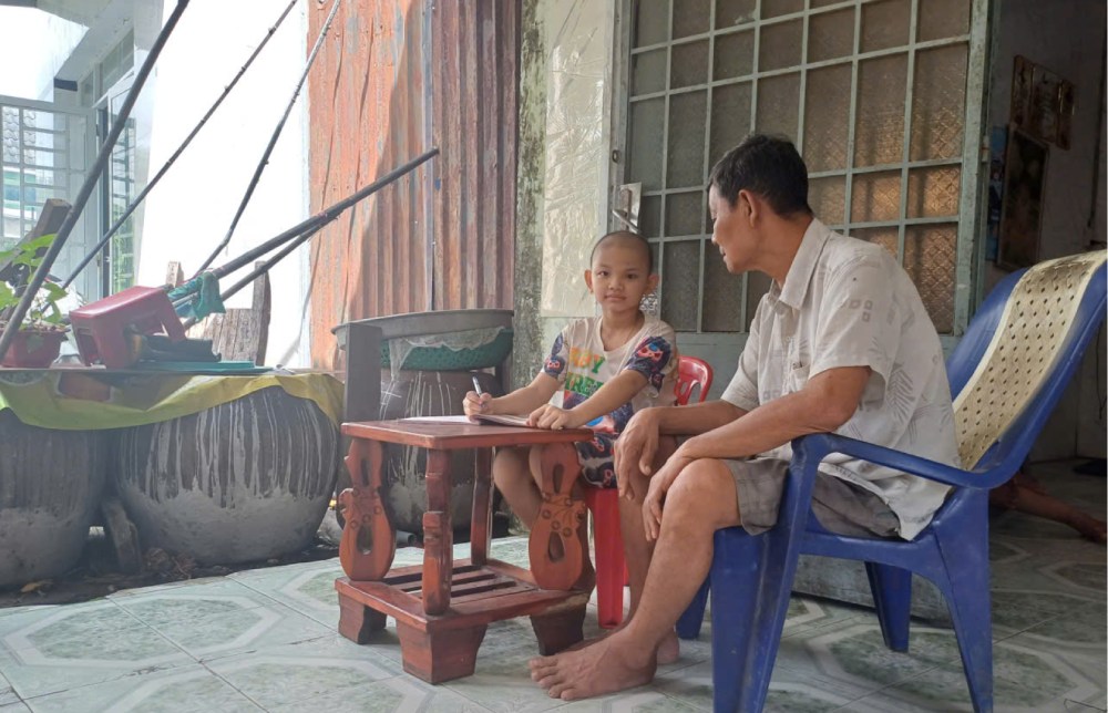 The completely healthy retina cancer took the light from Bang's left eye. Photo: Dieu Hien