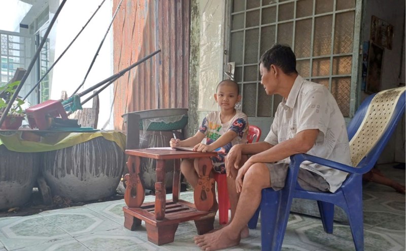 The completely healthy retina cancer took the light from Bang's left eye. Photo: Dieu Hien