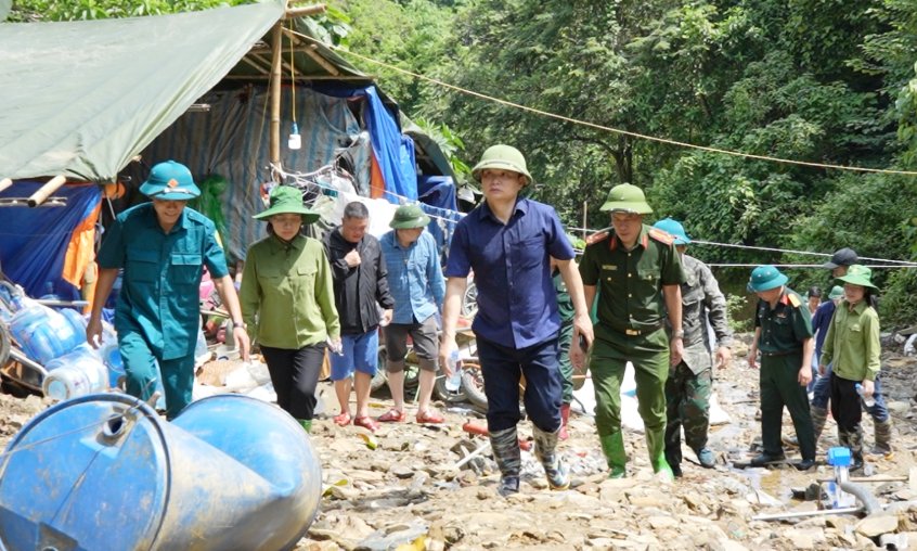 Dang Ngoc Hau - Le vice-president du Comite des personnes provinciaux de son fils La province a verifie la scene de l'exploitation d'or illegale au village de Suoi Chat, Gia Phu Commun. Photo: Minh Nguyen