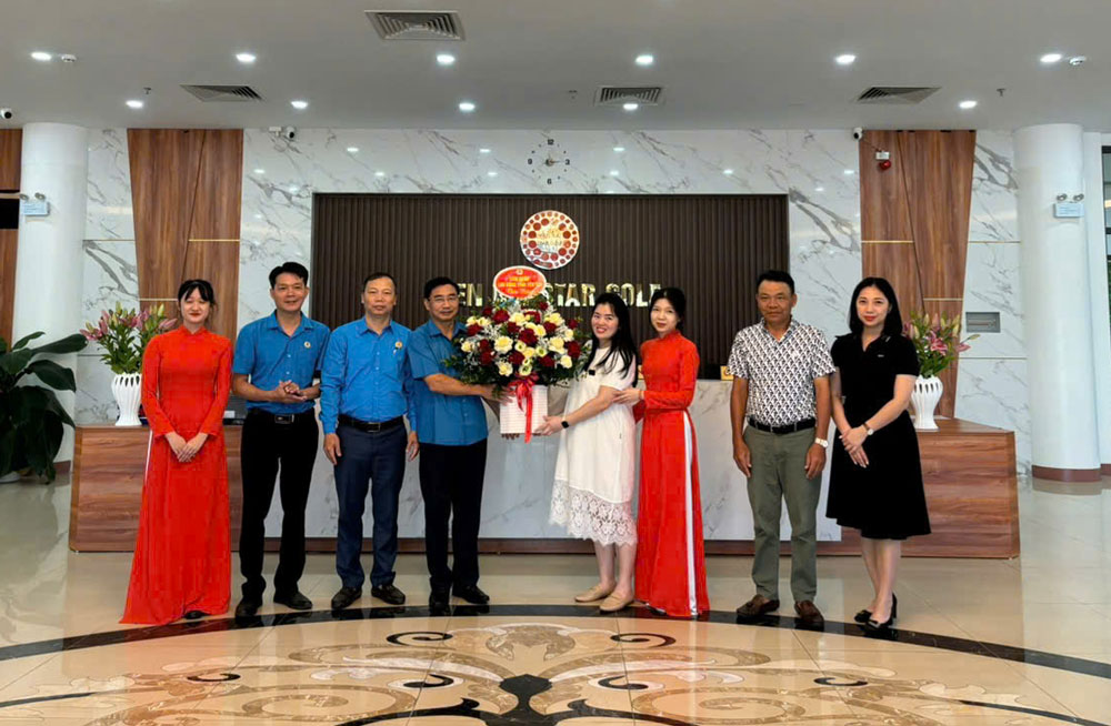 Lanh dao Lien doan Lao dong tinh Lao Cai chuc mung Cong ty Co phan San gon Ngoi sao Yen Bai nhan ngay Doanh nhan Viet Nam.