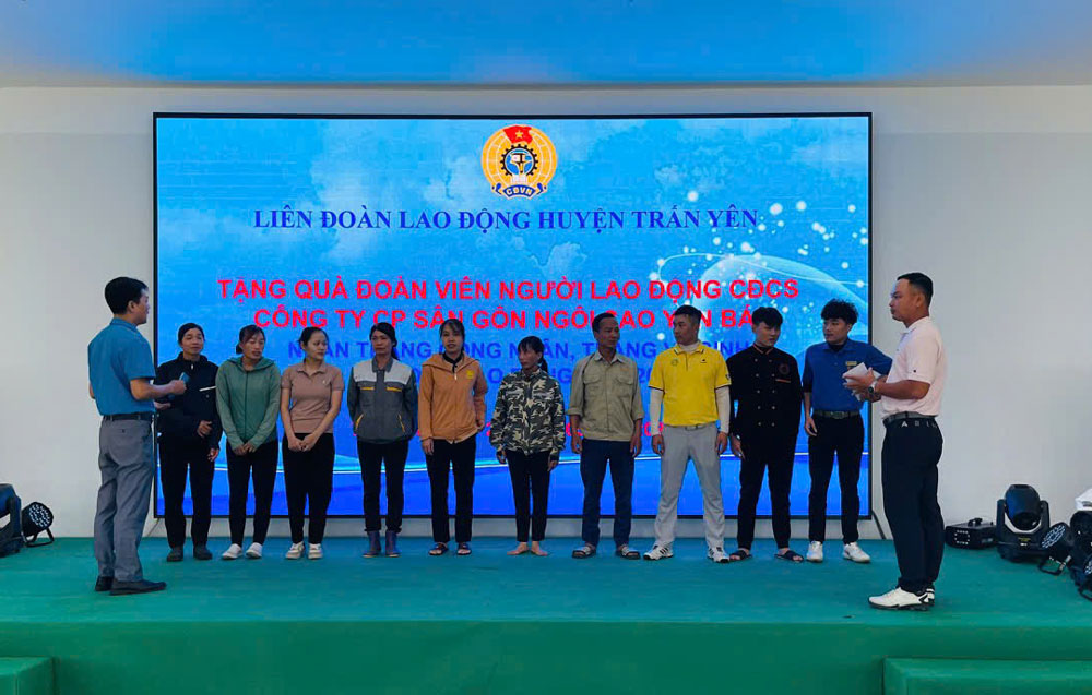 Tang qua doan vien, nguoi lao dong nhan dip Thang Cong nhan