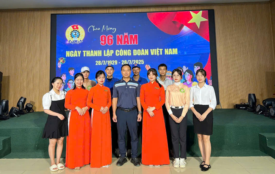 옌바이 스타 골프 주식회사에서 베트남 노동조합 전통 기념일을 환영하는 활기찬 분위기. 사진: Thu Huong