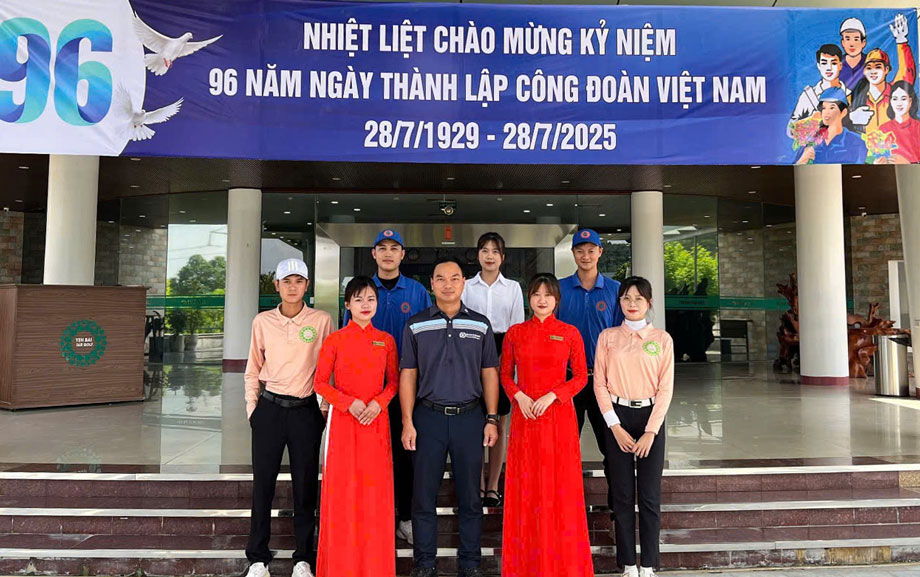 Ong Duong Tich Thien - Chu tich CDCS Cong ty Co phan San gon Ngoi sao Yen Bai cung cac doan vien tai buoi tuyen truyen 96 nam ngay Thanh lap Cong doan Viet Nam.