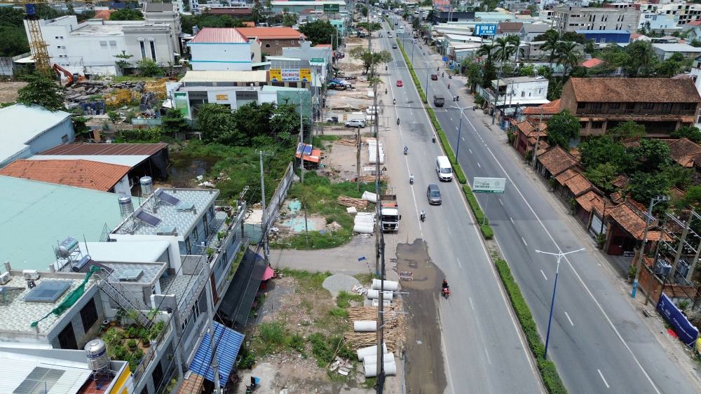 Tong chi phi boi thuong, ho tro, tai dinh cu va di doi ha tang ky thuat cho du an mo rong quoc lo 13 khoang 14,6 ti dong. Anh: Anh Tu