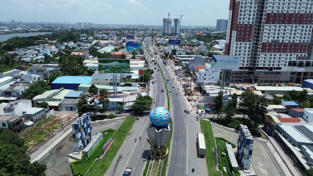 Tren dia phan Binh Duong cu, doan Quoc lo 13 dai khoang 15 km (tu cong chao Vinh Phu den duong Le Hong Phong) cung dang tang toc trong cong tac giai phong mat bang va di doi ha tang ky thuat. Anh: Anh Tu