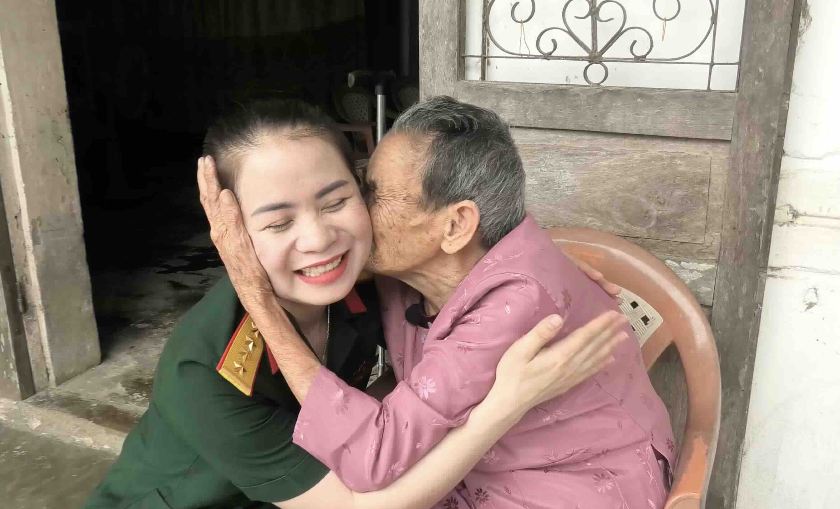 베트남 영웅 어머니에게 감사를 표하는 의미 있는 비단 옷.