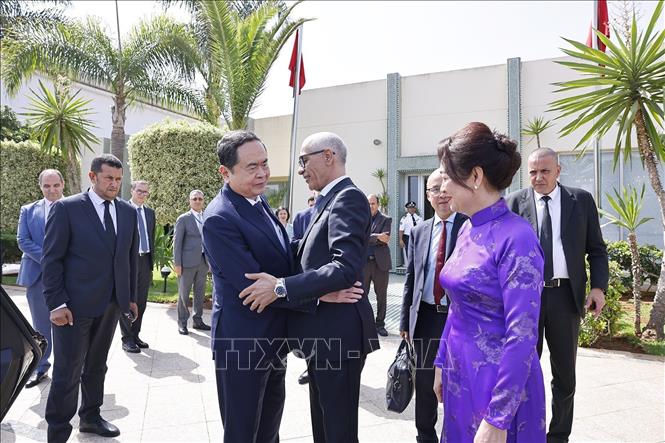 Chu tich Ha vien Morocco Rachid Talbi Alami tien Chu tich Quoc hoi Tran Thanh Man va Phu nhan tai san bay Sale Rabat. Anh: TTXVN