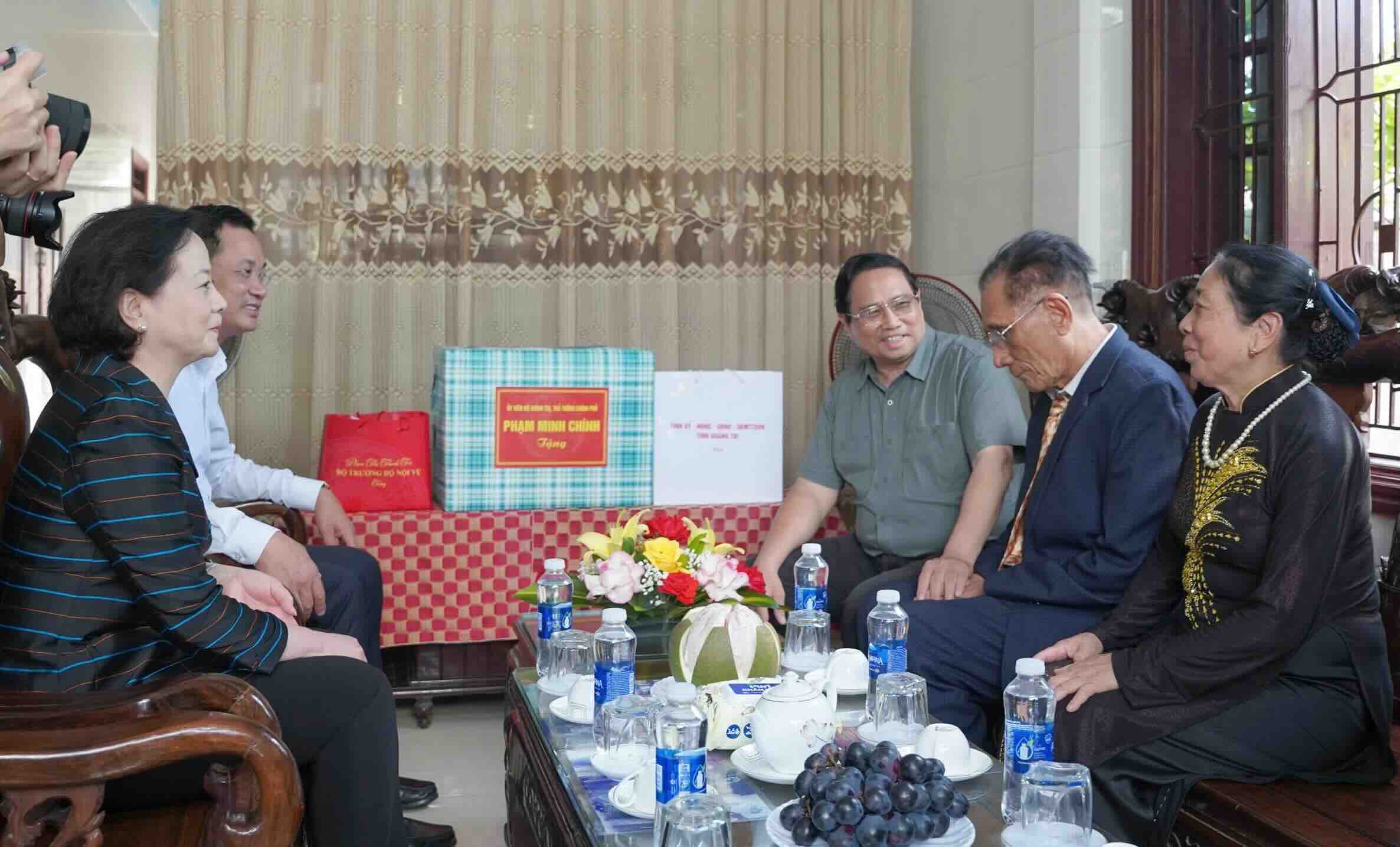 Thu tuong Pham Minh Chinh da den tham, tang qua va dong vien thuong binh Nguyen Duy Dang. Anh: Thanh Phuong