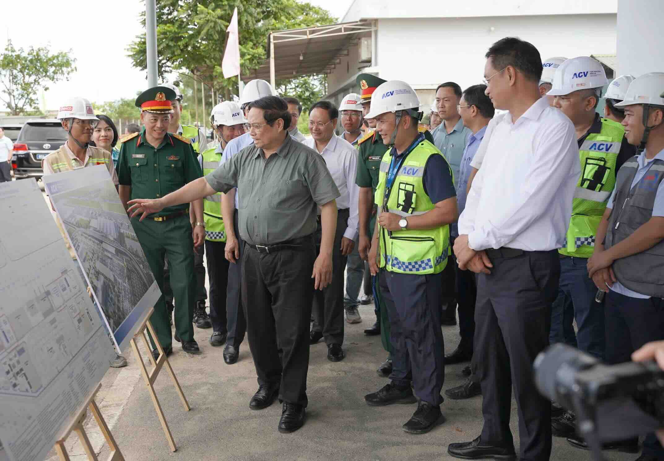 The Prime Minister inspected the project at Dong Hoi airport. Photo: Thanh Phuong