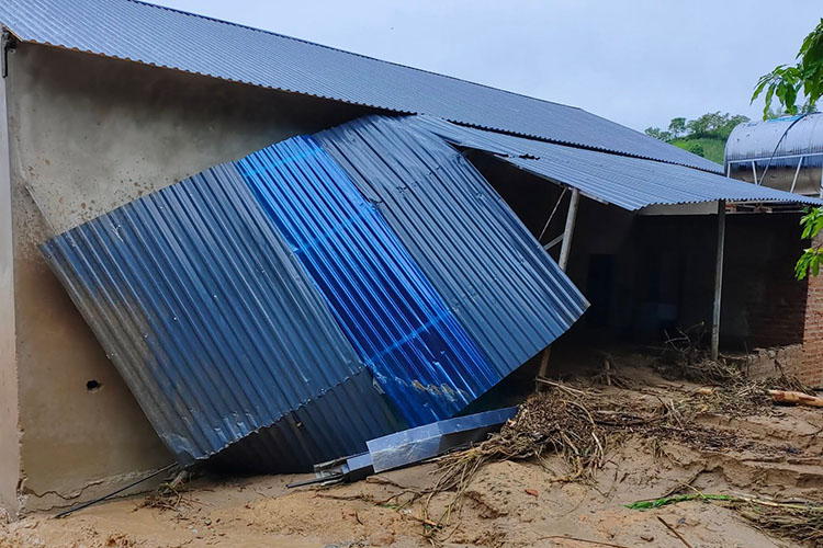 14 menages de la commune de Muong Luan province de Dien Bien ont subi des dommages materiels apres les crues soudaines. Photo : Lo Van Nam