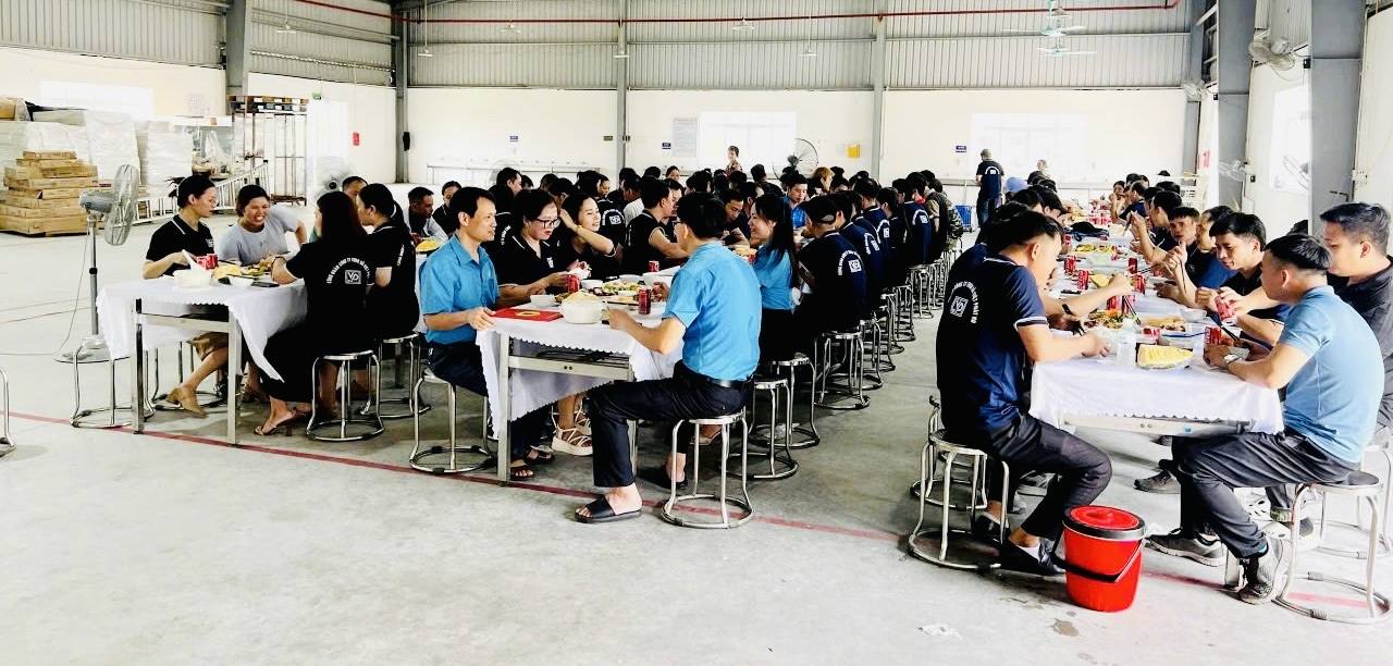 Viet Phat HD 목재 유한 회사 노동자들이 따뜻한 '노동조합 식사' 옆에 모여 있습니다. 사진: Tu Ky 코뮌 노동조합