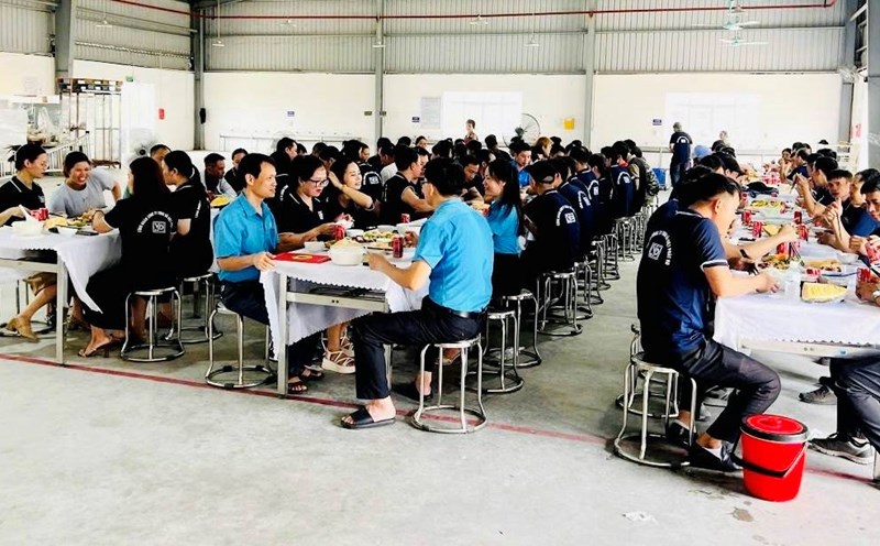 Workers of Viet Phat HD Wood Company Limited gathered at the cozy "Union Meal". Photo: Tu Ky Commune Trade Union