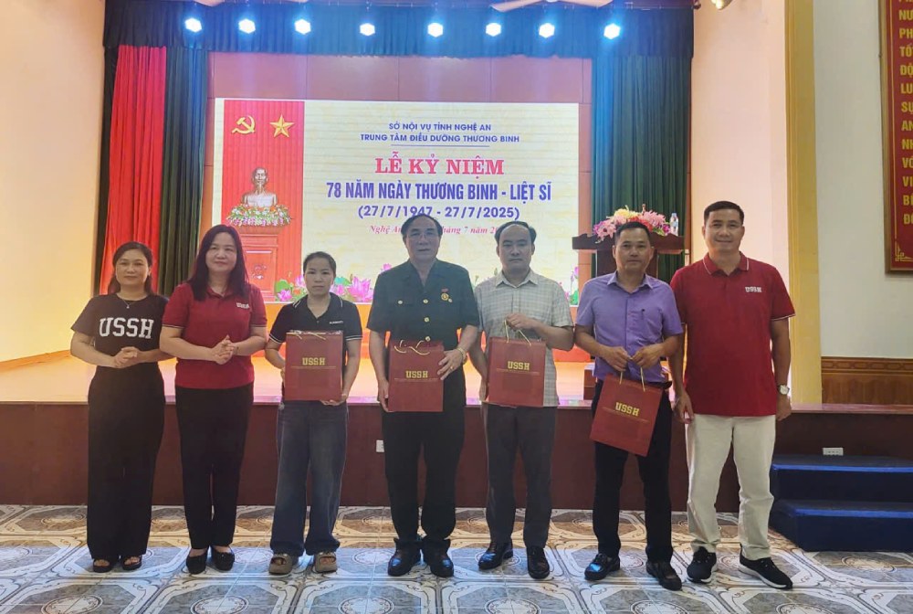 사회과학인문대학교 노동조합 응에안 상이군인 요양센터에서 상이군인 및 상이군인에게 선물 증정. 사진: Thu Hang