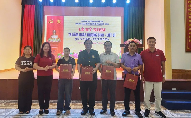 The Trade Union of the University of Social Sciences & Humanities visited and presented gifts to war invalids and war invalids at the Nghe An War Invalids Nursing Center. Photo: Thu Hang
