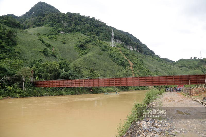 Lanh dao xa Thanh Yen nhan dinh, nguyen nhan su co ban dau do anh huong thoi tiet mua nhieu, cau da cu. Anh: Quang Dat