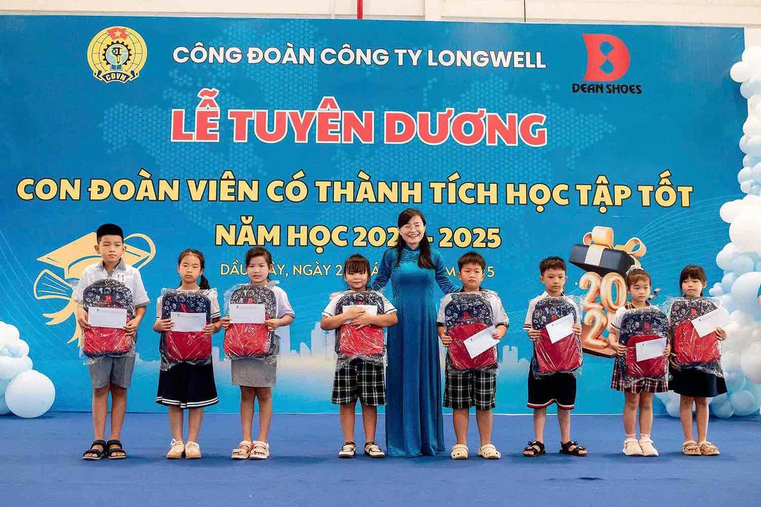 동나이성 노동총연맹 담당 부위원장 Bui Thi Bich Thuy가 학업 성적이 우수한 조합원 자녀에게 포상을 수여하고 있습니다. 사진: 노동조합 제공