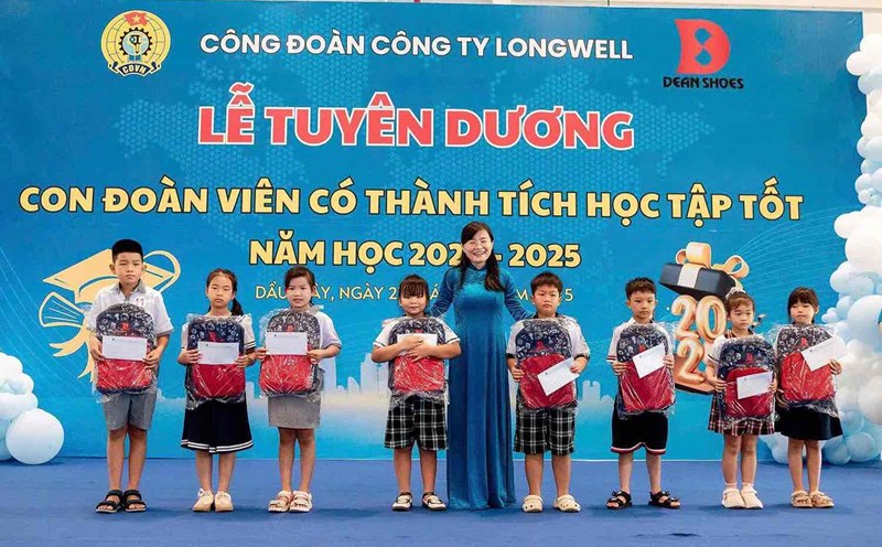 Vice President in charge of the Dong Nai Provincial Federation of Labor Bui Thi Bich Thuy presented awards to union members' children with good academic achievements. Photo: Provided by the Union