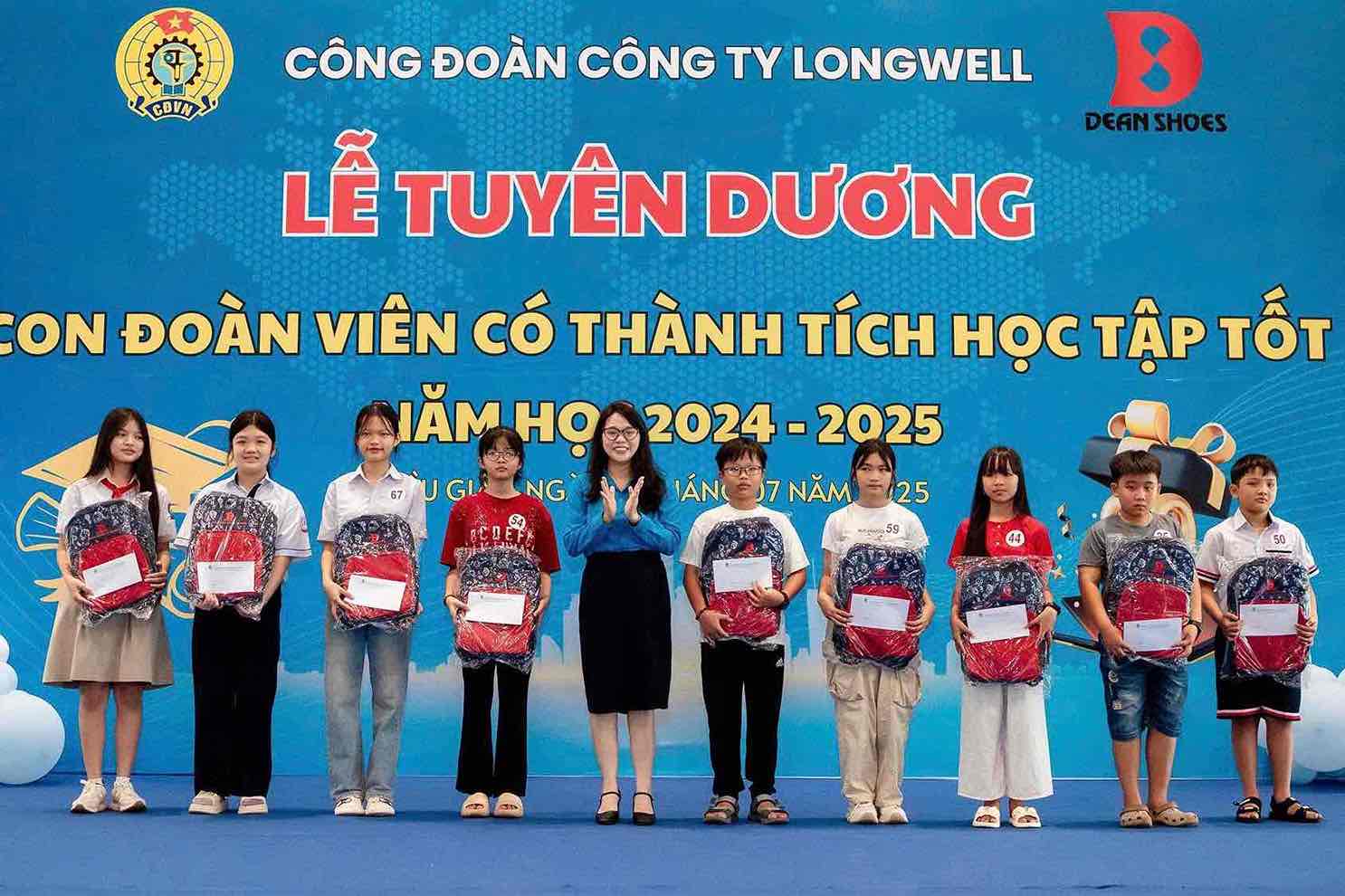 Cong doan co so Cong ty TNHH Longwell trao khen thuong con doan vien cong doan. Anh: Cong doan cung cap