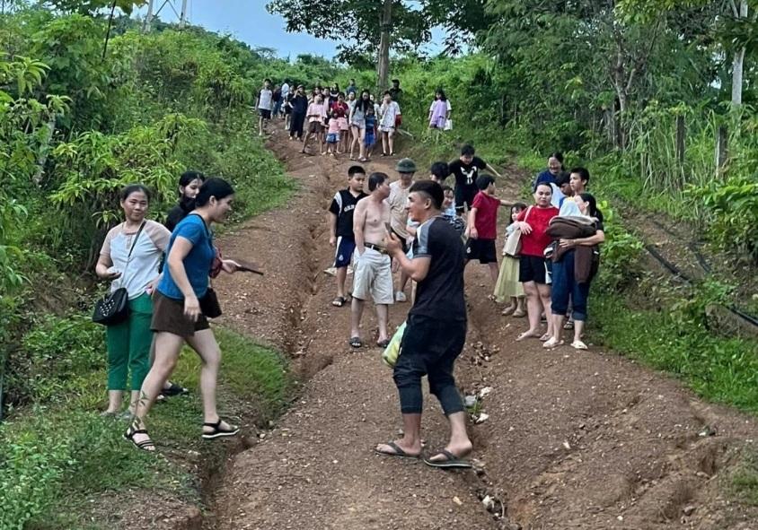 Nguoi dan xa Tuong Duong (Nghe An) hoang hot tim noi tru an vi tin don that thiet dap thuy dien Ban Ve vo. Anh: Ngoc Anh