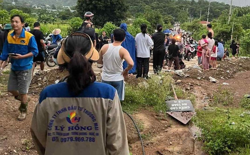 People in flooded areas of Nghe An panicked to seek shelter due to the spread of rumors of the dam failure. Photo: Ngoc Anh