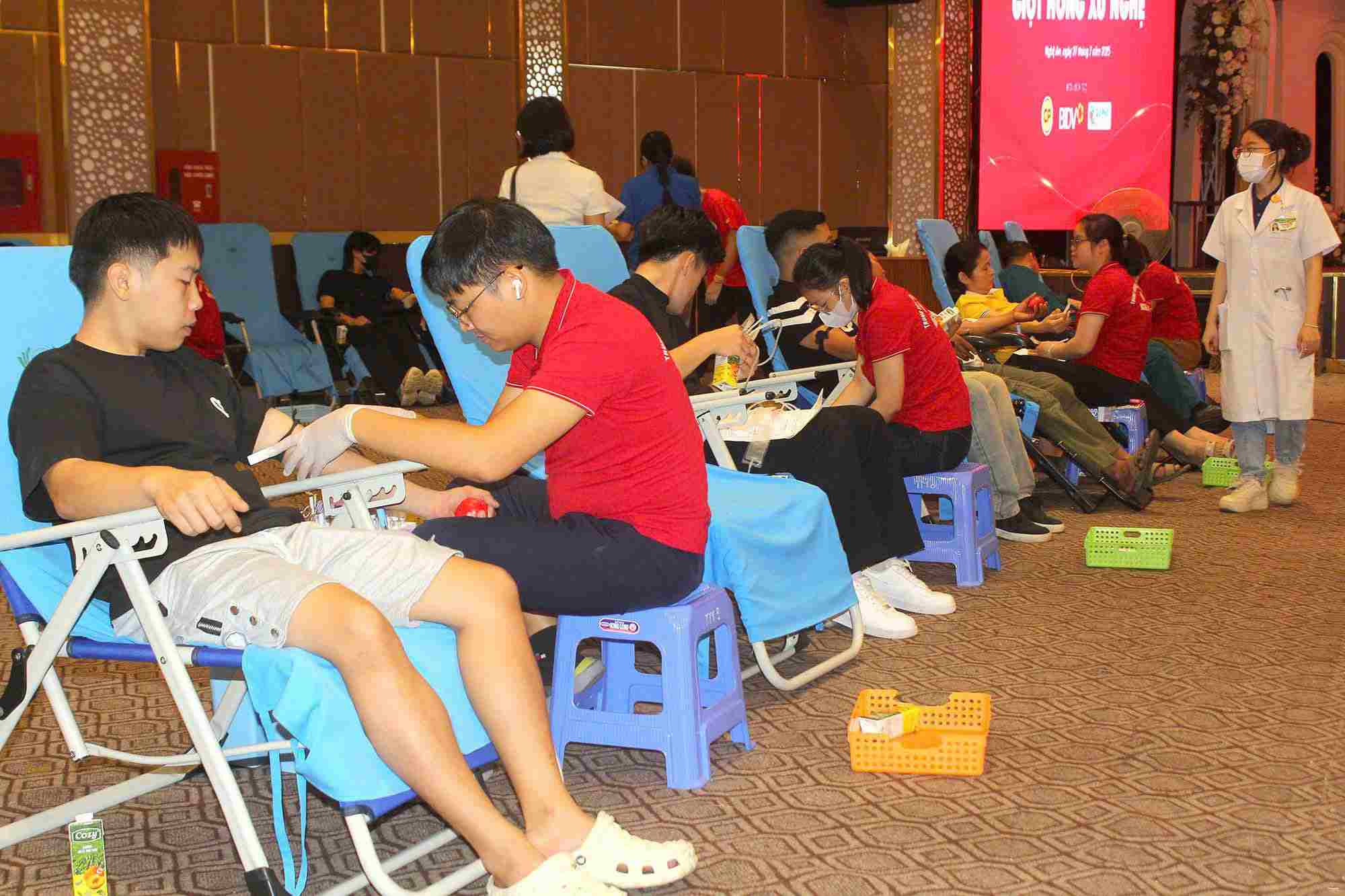 The "Red Journey - 2025" program of Nghe An province attracted thousands of people, union members, youth, cadres and civil servants to participate in blood donation. Photo: Ngoc Anh