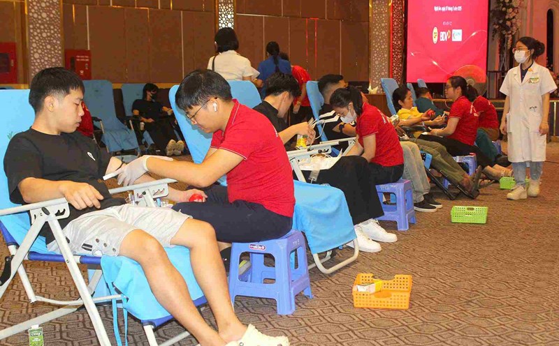 The "Red Journey - 2025" program of Nghe An province attracted thousands of people, union members, youth, cadres and civil servants to participate in blood donation. Photo: Ngoc Anh