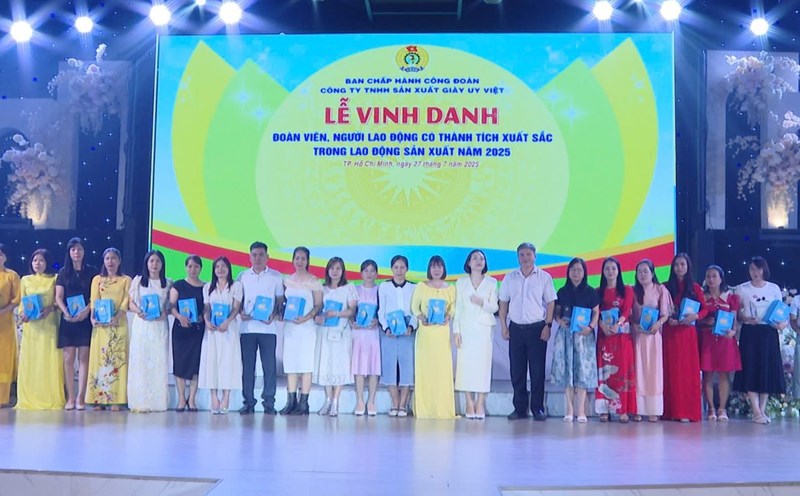 Honoring union members and workers with outstanding achievements in production labor and emulation movements at Uy Viet Shoes Manufacturing Company Limited. Photo: Thanh An