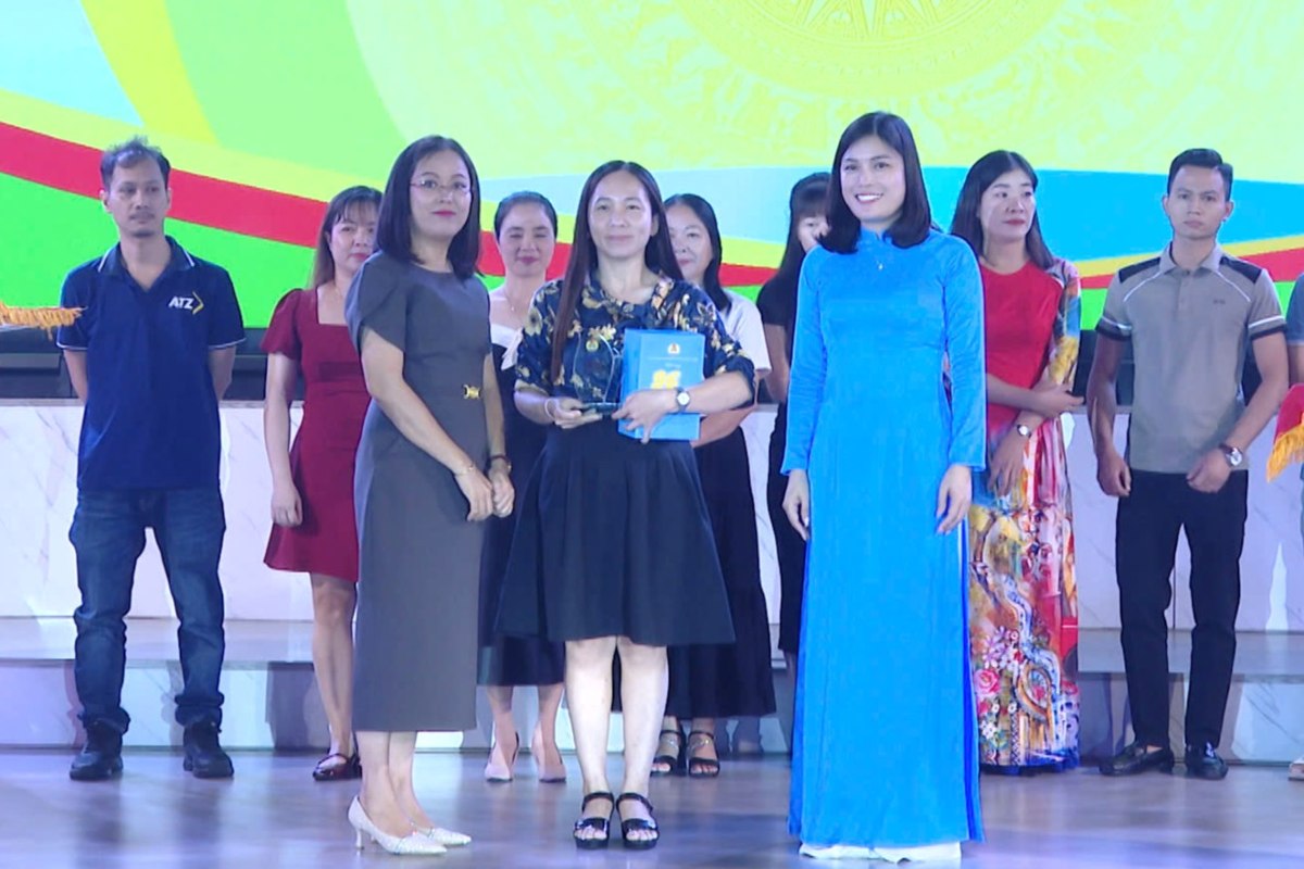 Tung doan vien duoc vinh danh, trao tang cac phan thuong