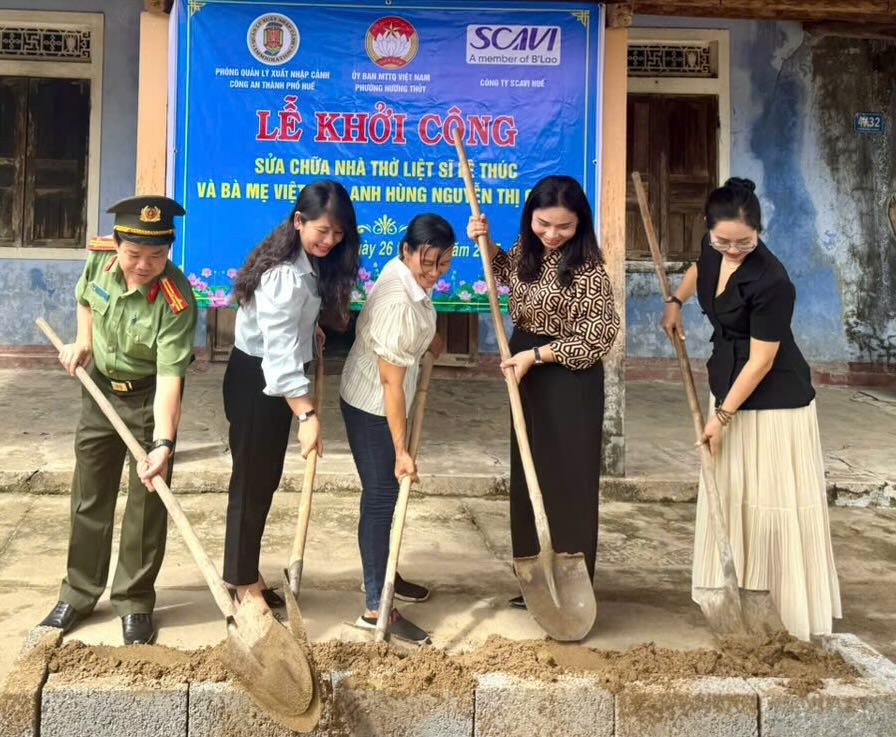 El Departamento de Gestion de Inmigracion de la Policia de la Ciudad de Hue en colaboracion con unidades otorgo fondos para apoyar la construccion de casas de gratitud a familias de politicas. Foto: Tran Hong
