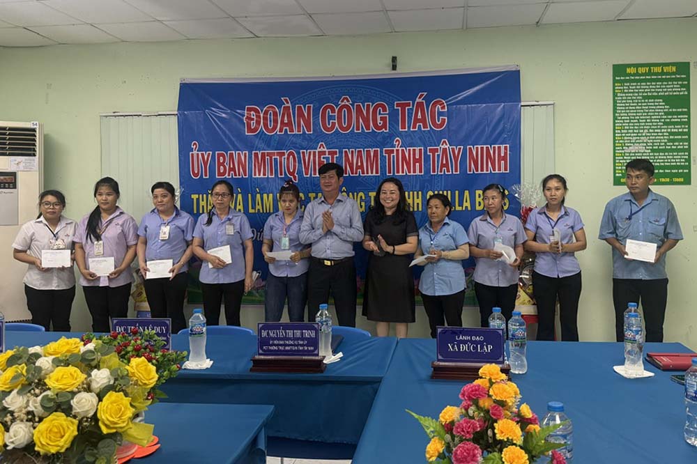 Tay Ninh성 베트남 조국전선위원회 실무단이 성내 기업을 방문하여 업무를 보고 있습니다. 사진: Tay Ninh성 노동총연맹