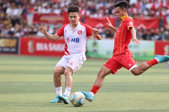 Thien Khoi FC (trang) gianh chien thang 1-0 truoc XSKT Dak Lak tai chung ket VPL-S6.