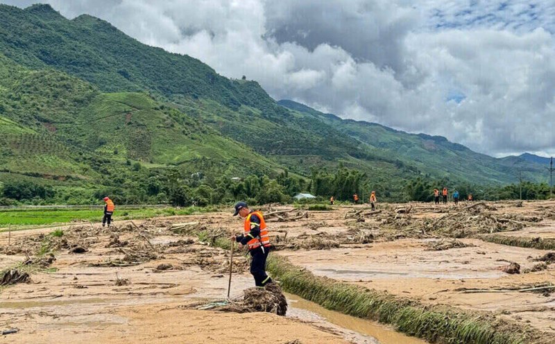 Focus on overcoming the consequences of flash floods and landslides in Son La province. Photo: Tran Long