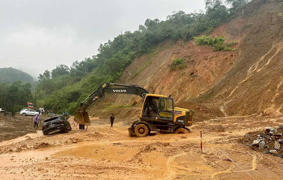 Cong tac khac phuc sat lo quoc lo 7 rat kho khan. Anh: Ngoc Anh