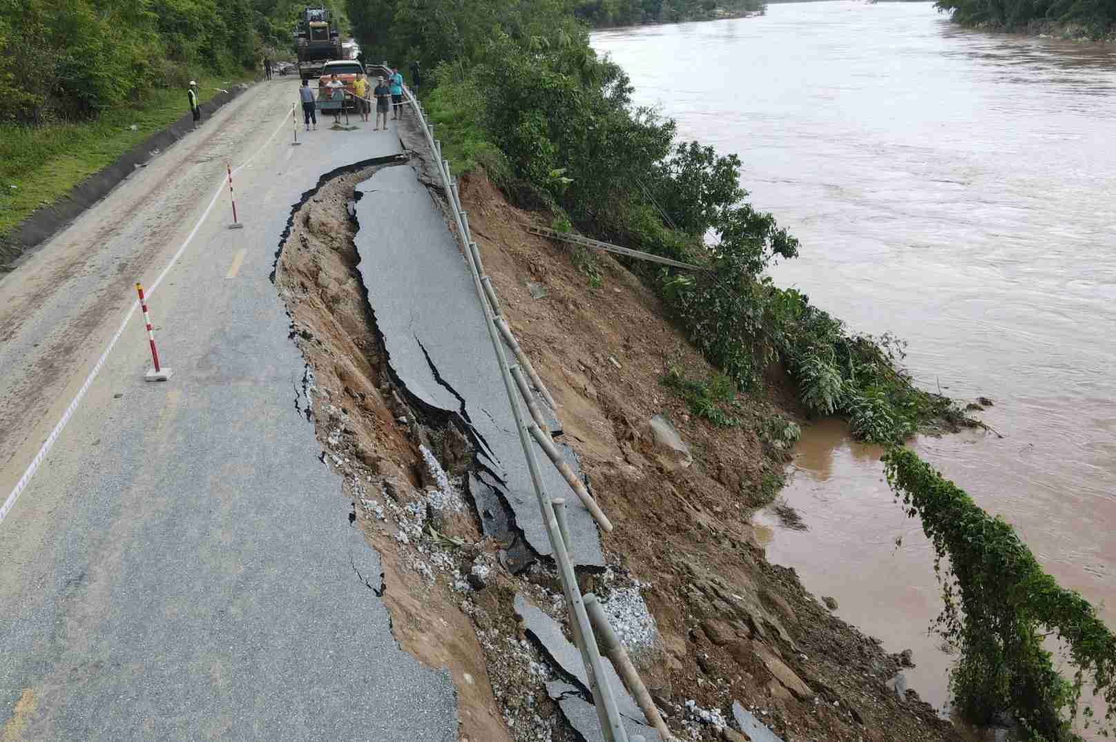 En raison de l'influence de la tempete n° 3 la route nationale 7 menant aux provinces de l'ouest de Nghe An a ete gravement erodee. Photo : Ngoc Anh