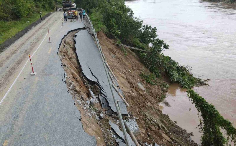 Due to the impact of storm No. 3, National Highway 7 traveling to the provinces in the West of Nghe An suffered serious landslides. Photo: Ngoc Anh