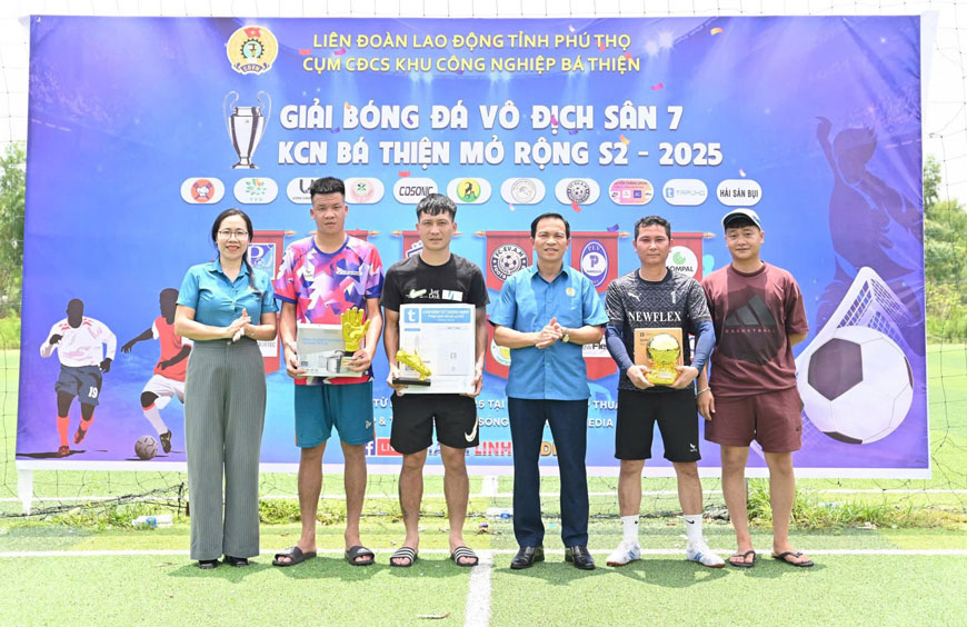 Lanh dao LDLD tinh Phu Tho trao Giai cho tap the va ca nhan Cup Ba Thien mo rong lan 2. Anh: Bao Nguyen
