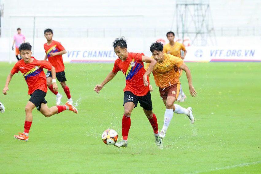 TPHCM(빨간색 유니폼)이 2025년 U21 전국 선수권 대회 준결승에 진출하기 위해 호앙아인 잘라이 I을 꺾었습니다. 사진: VFF