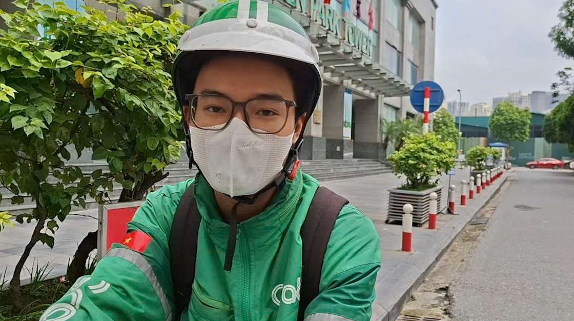 Anh Tran Van Yen – tai xe cong nghe tai Ha Noi san sang dung thu xang E10 tai dot thi diem dau thang 8 toi. Anh: Thach Lam