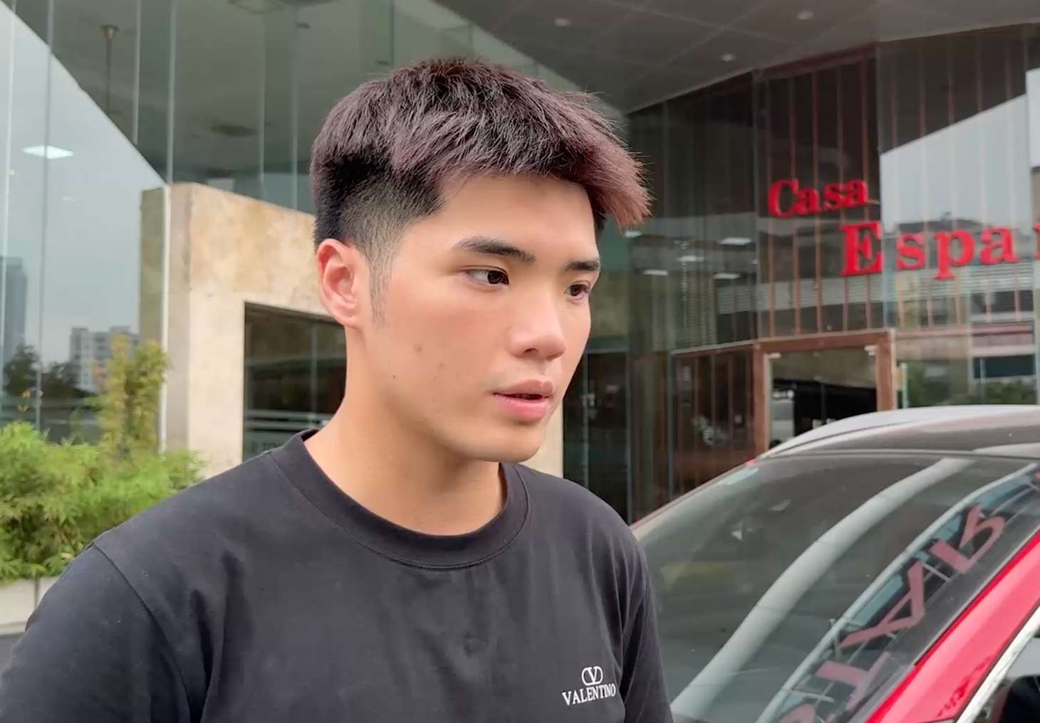 Anh Duc Minh - nhan vien van phong tai phuong Cau Giay (Ha Noi) san sang su dung xang E10 vi loai xang sinh hoc nay giup bao ve moi truong. Anh: Thach Lam