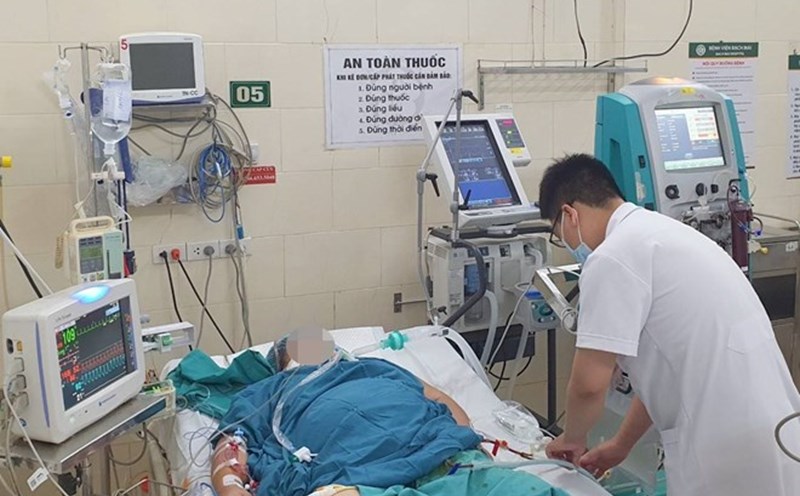 Treating a patient with dengue fever at Bach Mai Hospital. Photo: Nguyen Ha