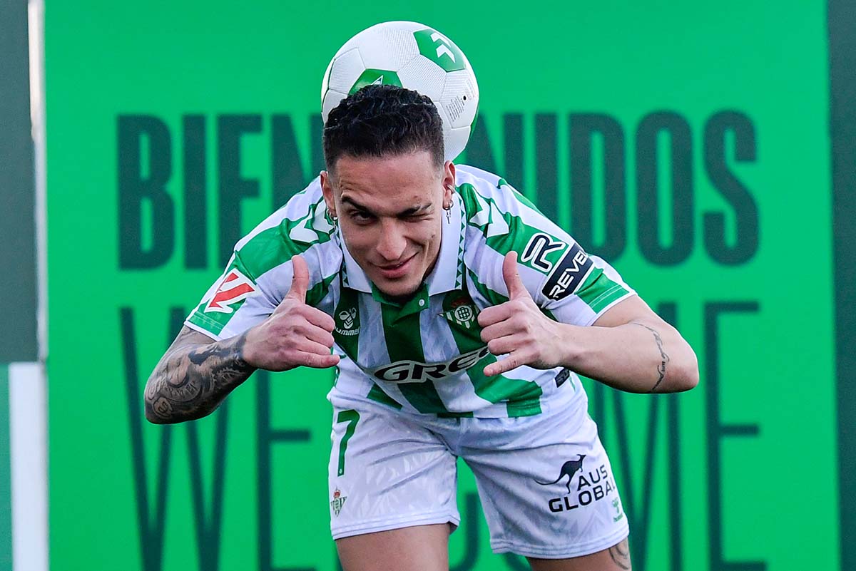 Nhung nguoi nhu Antony dang tim moi cach de tai hop voi Real Betis va vinh vien khong muon khoac ao Man United nua. Anh: AFP