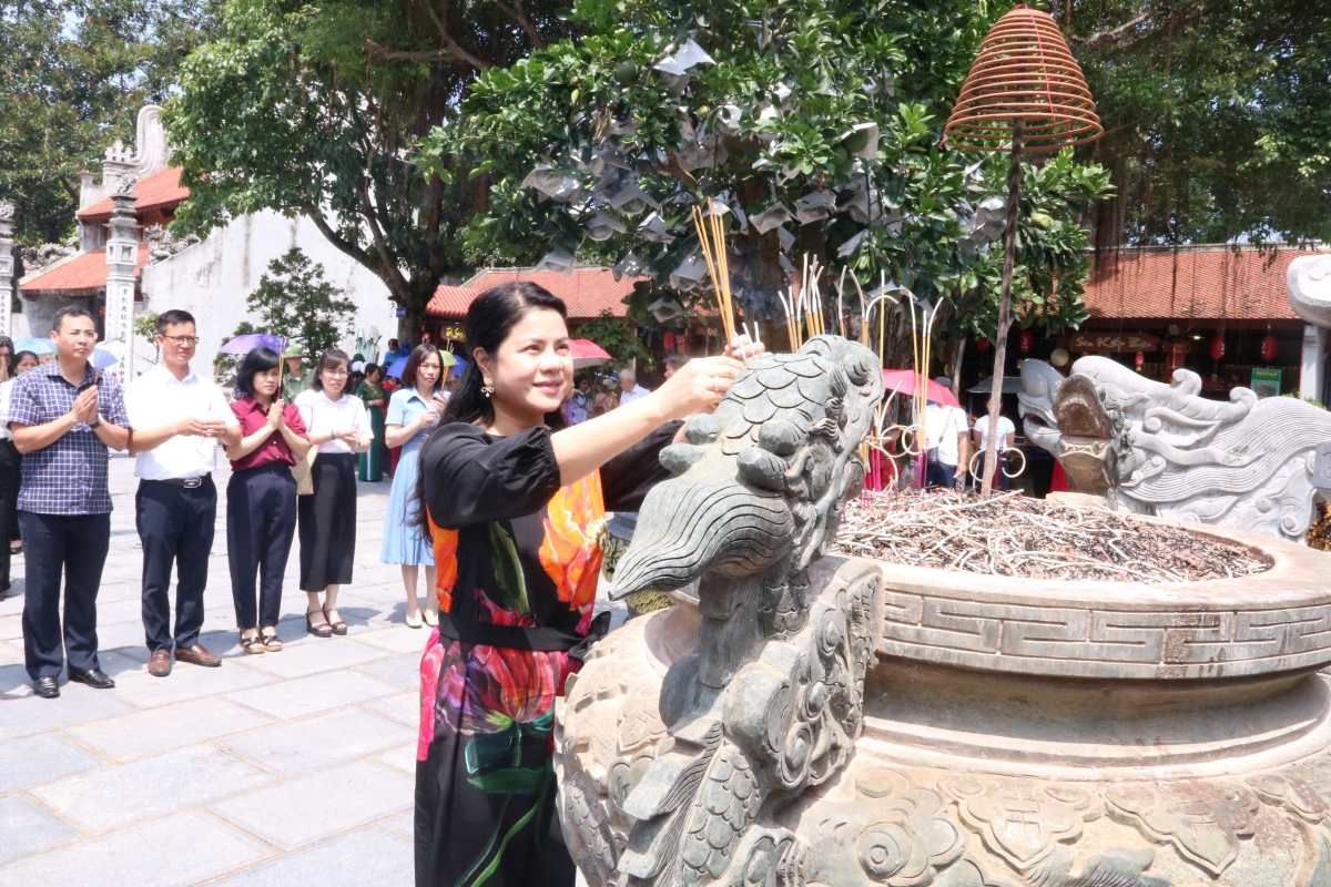 Giam doc So Van hoa, The thao va Du lich Tran Thi Hoang Mai dang huong tai Den Kiep Bac. Ảnh: Cong TTDT Hai Phong