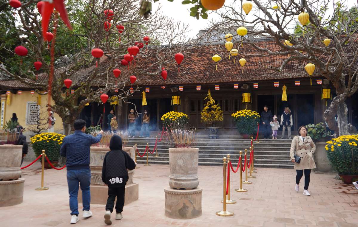 Du khach tham quan chua Con Son. Ảnh: Mai Dung