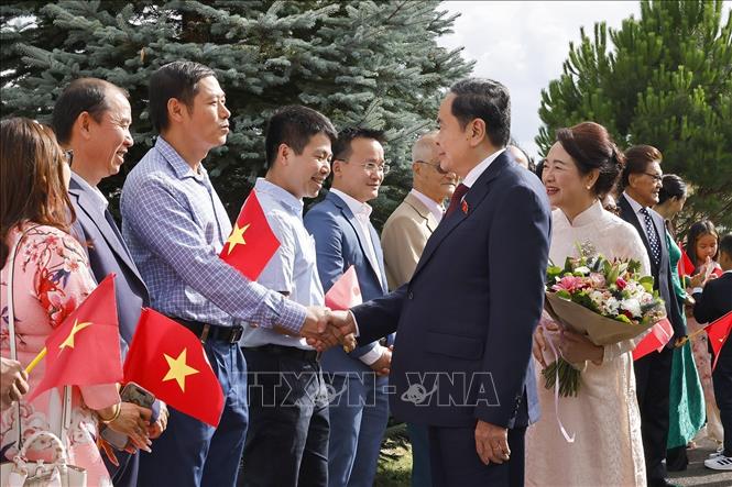 Politburo member and National Assembly Chairman Tran Thanh Man and his wife met with officials and staff of the Vietnamese Delegation to the United Nations and international organizations in Geneva, the Embassy and the Vietnamese community in Switzerland. Photo: VNA