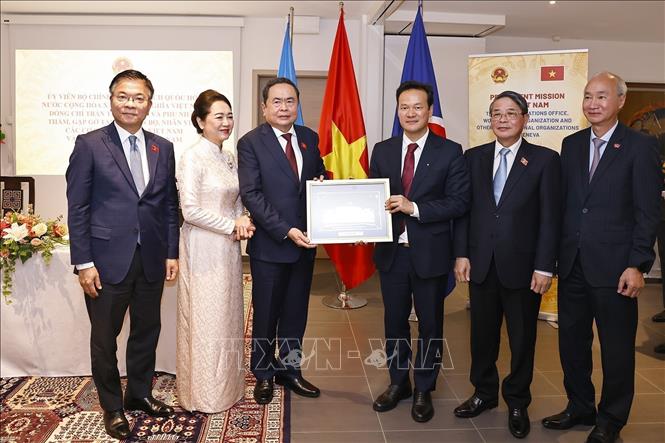 Chu tich Quoc hoi Tran Thanh Man va Phu nhan tang qua cho Phai doan. Anh: TTXVN