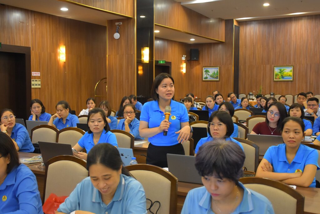 베트남 섬유의류 노동조합 북부 지역 훈련 수업에서 교류하는 기초 노동조합 간부. 사진: Thu Thuy