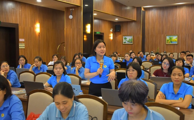 Grassroots union officials discussed at the training course for the Northern region of the Vietnam Textile and Garment Trade Union. Photo: Thu Thuy